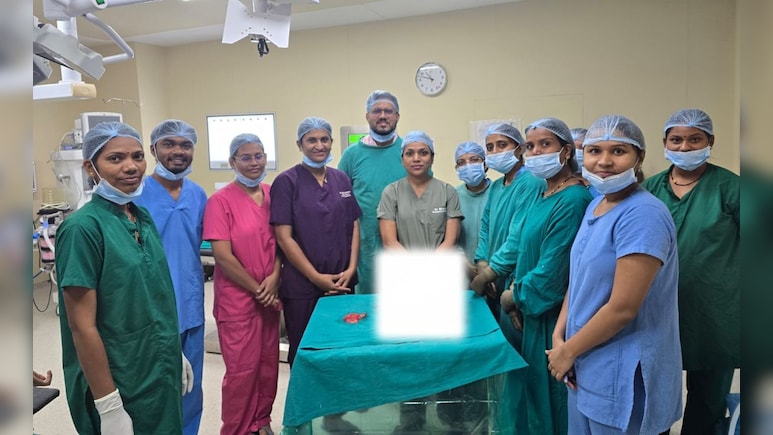 बापरे! पोटदुखीने त्रस्त तरुणी हॉस्पिटलमध्ये गेली, तपासणी करताच डॉक्टरही हादरले; शस्त्रक्रिया केली अन्...