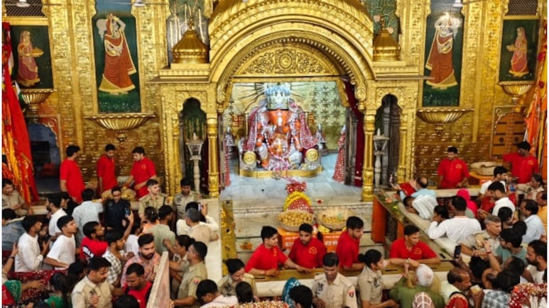 जयपुर के 'राजा' को पहनाया गया सोने और पन्ने का मुकुट, गणेश चतुर्थी पर मोदकों से सजी 'मोती डूंगरी' की रसोई जयपुर के 'राजा' को पहनाया गया सोने और पन्ने का मुकुट, गणेश चतुर्थी पर मोदकों से सजी 'मोती डूंगरी' की रसोई