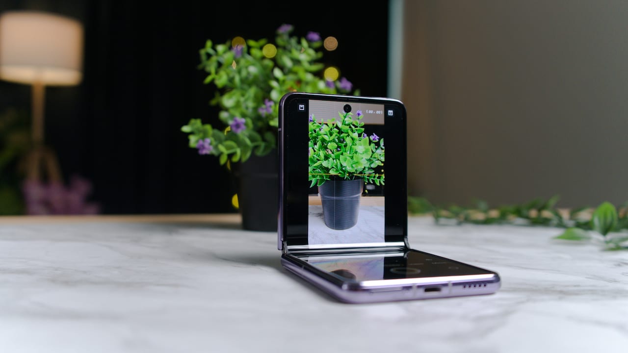 Get top foldable smartphones from Amazon