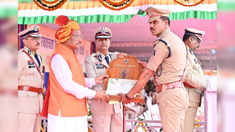 मुख्यमंत्री ने 35 पुलिस अधिकारियों और जवानों को पुलिस पदकों से किया सम्मानित, देखें नाम 