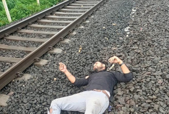 Man's Leg Gets Crushed After Falling From Moving Train During Mobile Theft