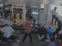 जबलपुर में बिना हेलमेट पेट्रोल न देने के आदेश पर विवाद,युवक ने पंप कर्मचारी से की मारपीट जबलपुर में बिना हेलमेट पेट्रोल न देने के आदेश पर विवाद,युवक ने पंप कर्मचारी से की मारपीट