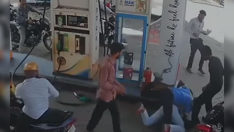 जबलपुर में बिना हेलमेट पेट्रोल न देने के आदेश पर विवाद,युवक ने पंप कर्मचारी से की मारपीट जबलपुर में बिना हेलमेट पेट्रोल न देने के आदेश पर विवाद,युवक ने पंप कर्मचारी से की मारपीट