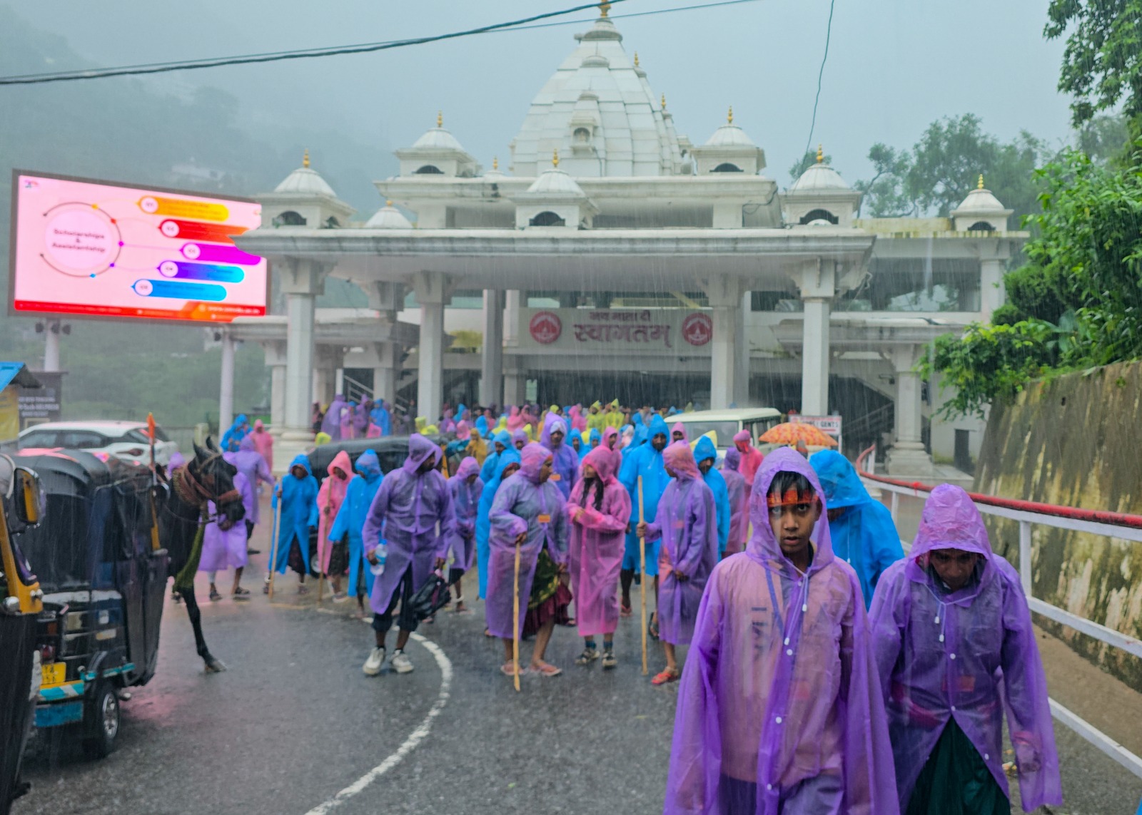 वैष्णो देवी यात्रा में बड़ा हादसा: भूस्खलन से अब तक 9 की मौत, कई घायल, राहत और बचाव में जुटी सेना