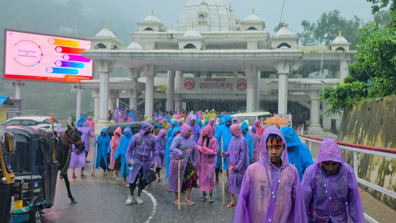 भूस्खलन, चीख और भारी बारिश से दहल उठा त्रिकूट पर्वत, वैष्णो देवी यात्रा स्थगित, सेना तैनात, जानिए हर एक अपडेट