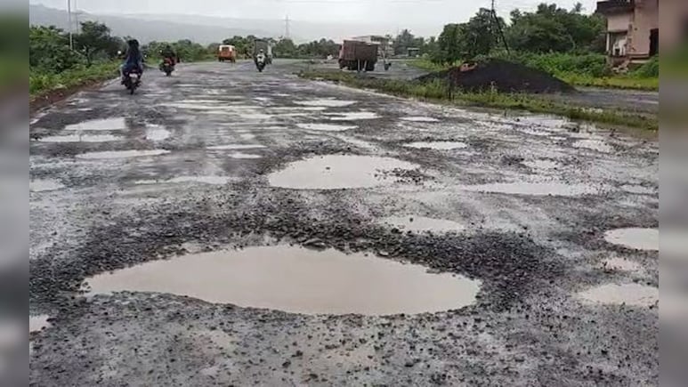 Sindhudurg News: NDTVच्या बातमीनंतर प्रशासनाला जाग! मुंबई-गोवा महामार्गावरील खड्डे बुजवण्यास सुरुवात
