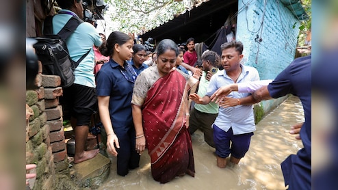 घुटनों तक पानी में उतरीं सीएम रेखा गुप्ता, लोगों से मिलकर बोलीं- दिल्ली में बाढ़ जैसी स्थिति नहीं