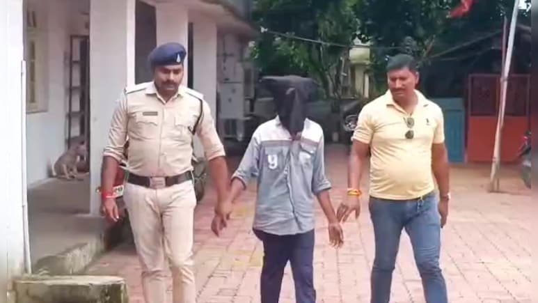 सिर्फ 1 घंटे में किडनैपर गिरफ्तार, जबलपुर रेलवे स्टेशन के बाहर से GRP-RPF ने बरामद किया बच्चा सिर्फ 1 घंटे में किडनैपर गिरफ्तार, जबलपुर रेलवे स्टेशन के बाहर से GRP-RPF ने बरामद किया बच्चा
