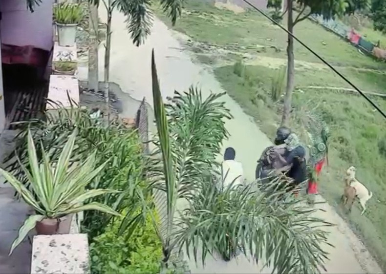 खौफनाक VIDEO: बाइक रोककर सीधे गर्दन में गोली मार दी, वाराणसी में प्रॉपर्टी डीलर की दिनदहाड़े हत्या