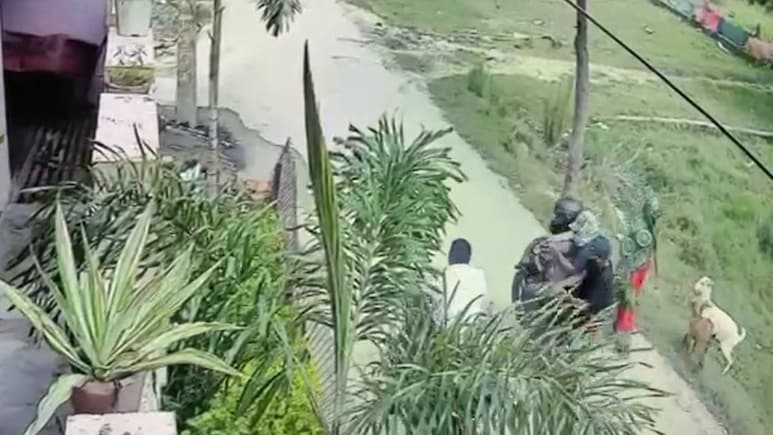 खौफनाक VIDEO: बाइक रोककर सीधे गर्दन में गोली मार दी, वाराणसी में प्रॉपर्टी डीलर की दिनदहाड़े हत्या