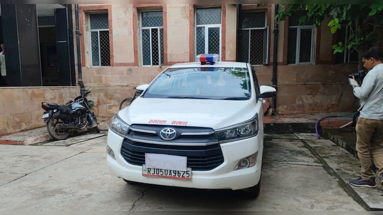घर पर बुलडोजर चलाना नगर निगम को पड़ा महंगा, कोर्ट ने आयुक्त की गाड़ी कर दी कुर्क घर पर बुलडोजर चलाना नगर निगम को पड़ा महंगा, कोर्ट ने आयुक्त की गाड़ी कर दी कुर्क