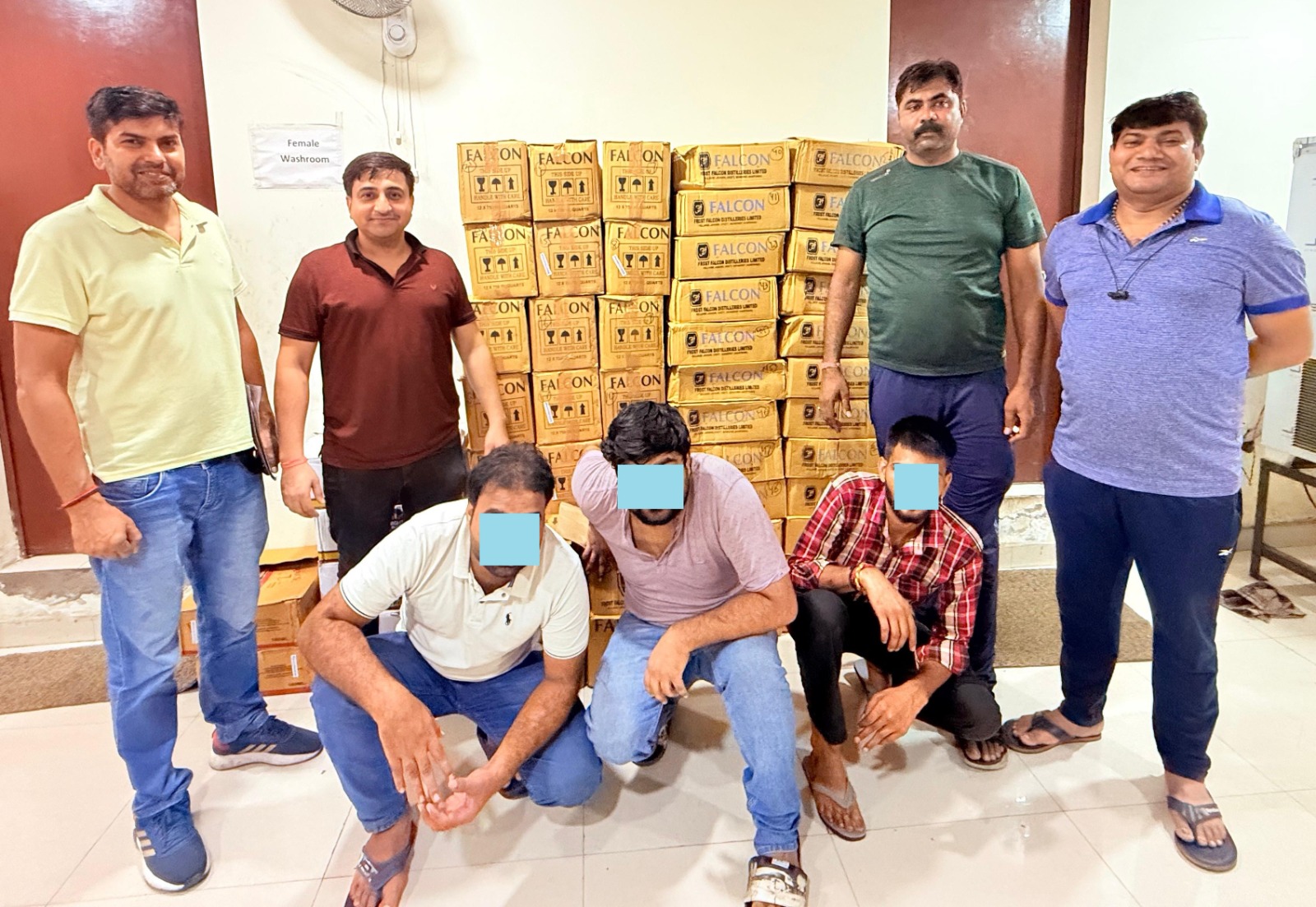 दिल्ली में शराब तस्करों को पुलिस ने दबोचा, चकमा देने के लिए मंहगी कारों में कर रहे थे तस्करी