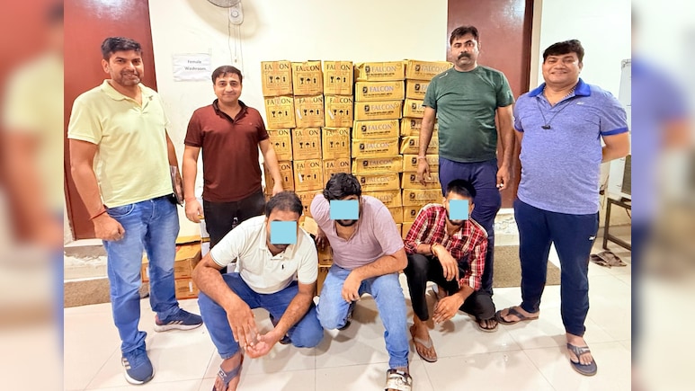 दिल्ली में शराब तस्करों को पुलिस ने दबोचा, चकमा देने के लिए मंहगी कारों में कर रहे थे तस्करी दिल्ली में शराब तस्करों को पुलिस ने दबोचा, चकमा देने के लिए मंहगी कारों में कर रहे थे तस्करी