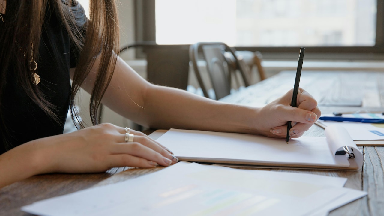 Left-handed people often adapt well to using tools designed for right-handed users.