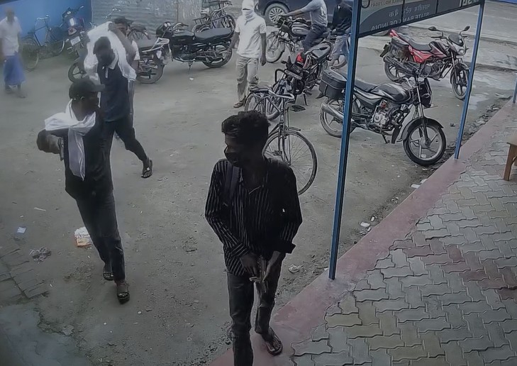 मात्र ढाई मिनट में 10-15 लाख के जेवरात की लूट, गोपालगंज में बेखौफ अपराधियों का तांडव