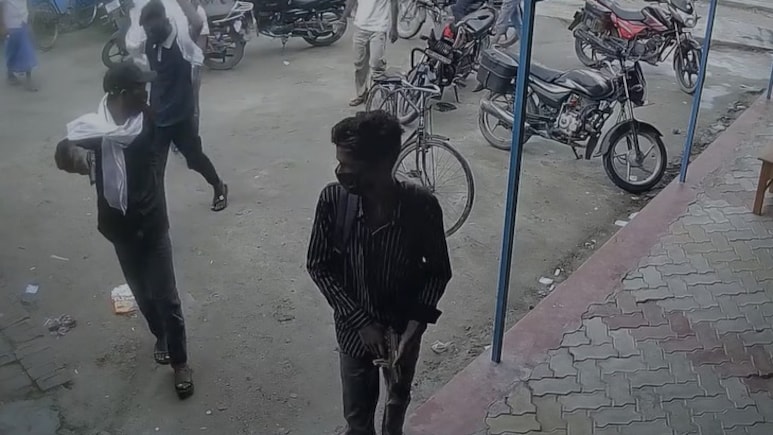 मात्र ढाई मिनट में 10-15 लाख के जेवरात की लूट, गोपालगंज में बेखौफ अपराधियों का तांडव मात्र ढाई मिनट में 10-15 लाख के जेवरात की लूट, गोपालगंज में बेखौफ अपराधियों का तांडव