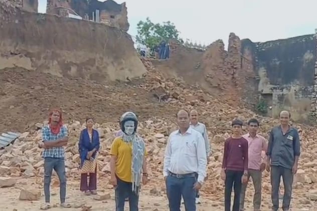 मलबा हटाने के लिए पहुंते राहतकर्मी मलबा हटाने के लिए पहुंते राहतकर्मी