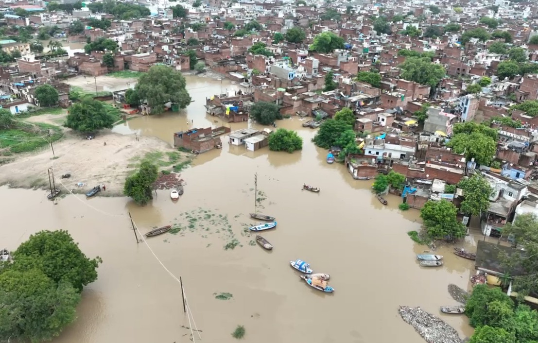 प्रयागराज में गंगा-यमुना ने पार किया खतरे का निशान, 200 से ज्‍यादा गांवों में घुसा पानी, स्‍कूल बंद 