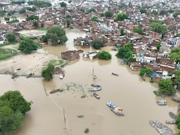 प्रयागराज में गंगा-यमुना ने पार किया खतरे का निशान, 200 से ज्यादा गांवों में घुसा पानी, स्कूल बंद  प्रयागराज में गंगा-यमुना ने पार किया खतरे का निशान, 200 से ज्यादा गांवों में घुसा पानी, स्कूल बंद