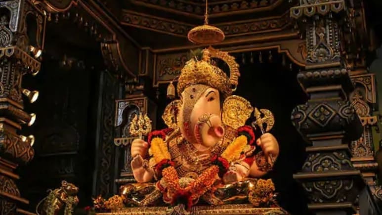 Pune News: 'दगडूशेठ' गणपतीचे निर्माल्य ठरतेय शेतकऱ्यांसाठी वरदान! अर्पण केलेल्या हारांचे काय करतात?