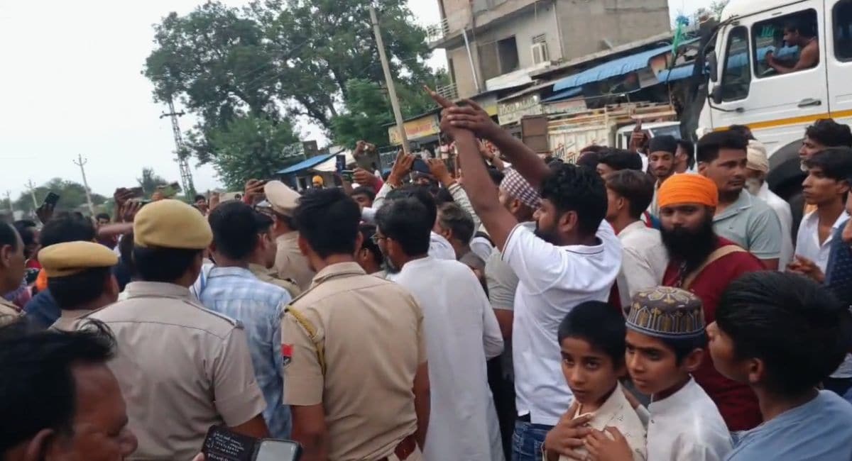 पुलिस के खिलाफ ग्रामीणों ने जमकर हंगामा किया. पुलिस के खिलाफ ग्रामीणों ने जमकर हंगामा किया.