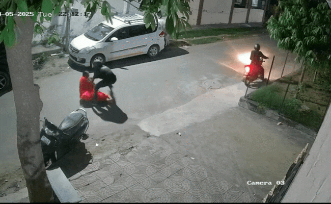 Rajasthan: शर्मनाक! बुजुर्ग महिला को पहले सड़क पर दिया धक्का फिर गले से लूटी चेन; CCTV फुटेज देख सहम जाएंगे आप Rajasthan: शर्मनाक! बुजुर्ग महिला को पहले सड़क पर दिया धक्का फिर गले से लूटी चेन; CCTV फुटेज देख सहम जाएंगे आप