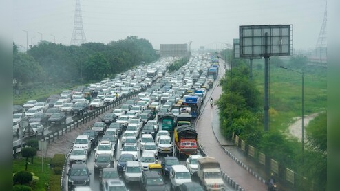 Delhi Traffic Updates: सुबह की बारिश धीमी हुई दिल्ली-एनसीआर की रफ्तार, जलभराव से यातायात प्रभावित