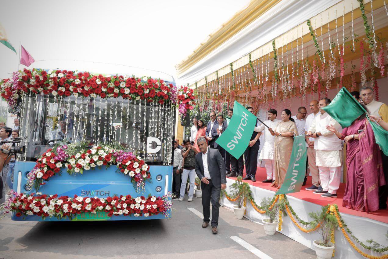 दिल्ली मेट्रो में छात्रों के लिए सस्ता होगा किराया, CM रेखा गुप्ता ने यूनिवर्सिटी स्पेशल बस को दिखाई हरी झंडी