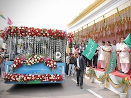 दिल्ली मेट्रो में छात्रों के लिए सस्ता होगा किराया, CM रेखा गुप्ता ने यूनिवर्सिटी स्पेशल बस को दिखाई हरी झंडी दिल्ली मेट्रो में छात्रों के लिए सस्ता होगा किराया, CM रेखा गुप्ता ने यूनिवर्सिटी स्पेशल बस को दिखाई हरी झंडी