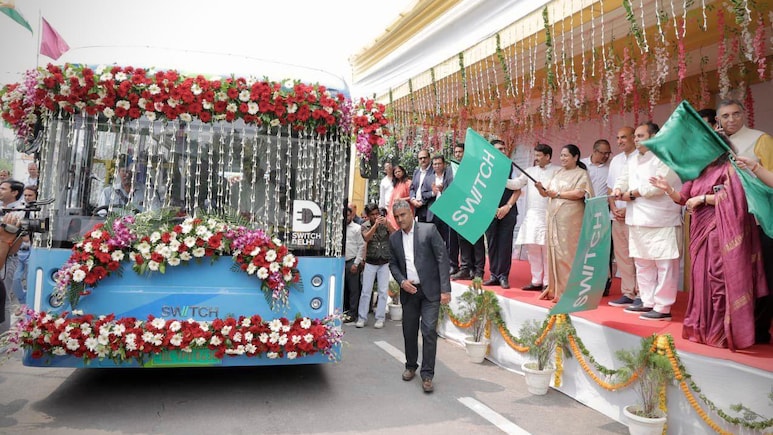 दिल्ली मेट्रो में छात्रों के लिए सस्ता होगा किराया, CM रेखा गुप्ता ने यूनिवर्सिटी स्पेशल बस को दिखाई हरी झंडी दिल्ली मेट्रो में छात्रों के लिए सस्ता होगा किराया, CM रेखा गुप्ता ने यूनिवर्सिटी स्पेशल बस को दिखाई हरी झंडी