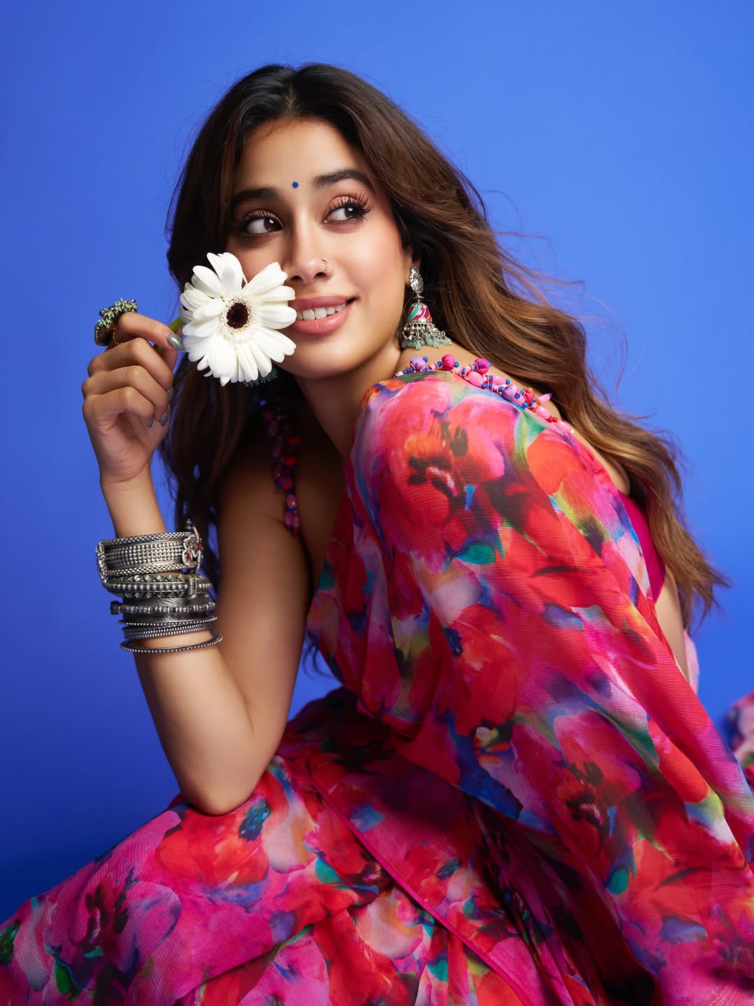 Janhvi Kapoor Looks Like A "Sundari" In A Pink Floral Saree