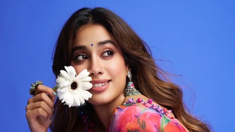 Janhvi Kapoor Looks Like A "Sundari" In A Pink Floral Saree
