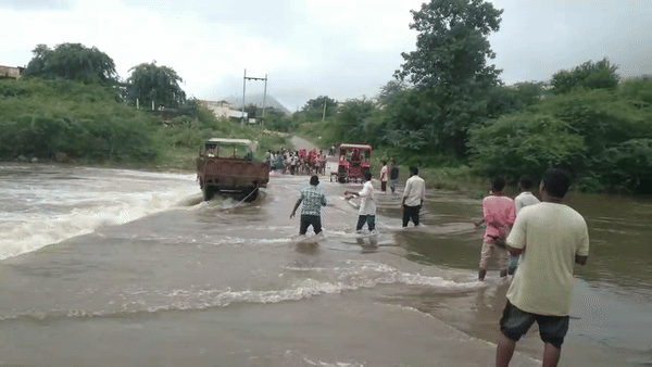 Rajasthan: सिरोही में बारिश बनी आफत! पानी का बहाव तेज होने से ट्रैक्टर-ट्रॉली बही; ड्राइवर बाल-बाल बचा