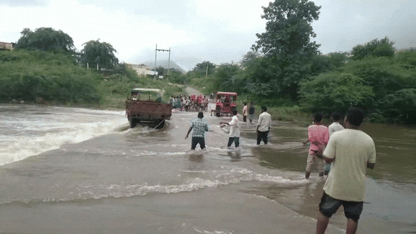 Rajasthan: सिरोही में बारिश बनी आफत! पानी का बहाव तेज होने से ट्रैक्टर-ट्रॉली बही; ड्राइवर बाल-बाल बचा Rajasthan: सिरोही में बारिश बनी आफत! पानी का बहाव तेज होने से ट्रैक्टर-ट्रॉली बही; ड्राइवर बाल-बाल बचा