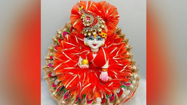 कन्हा जी की Dresses से लेकर Jewellery तक, 500 रुपये से भी कम में खरीदें Janmashtami के लिए ये चीज़ें कन्हा जी की Dresses से लेकर Jewellery तक, 500 रुपये से भी कम में खरीदें Janmashtami के लिए ये चीज़ें