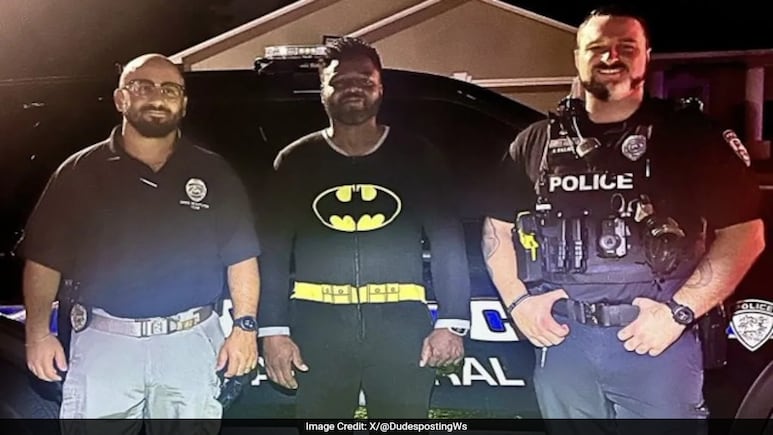 US Man Thwarts Burglary Wearing Batman Pyjamas: 'Not All Heroes Wear Capes' US Man Thwarts Burglary Wearing Batman Pyjamas: 'Not All Heroes Wear Capes'
