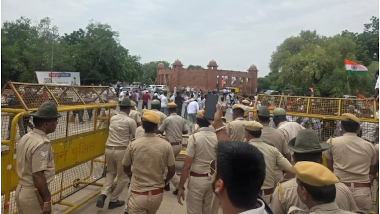 बीकानेर में 'खेजड़ी बचाओ' आंदोलन, हंगामा के दौरान बैरिकेडिंग टूटी, पुलिस ने भांजी लाठियां बीकानेर में 'खेजड़ी बचाओ' आंदोलन, हंगामा के दौरान बैरिकेडिंग टूटी, पुलिस ने भांजी लाठियां