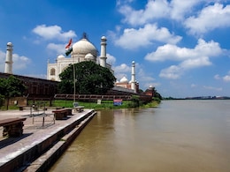 सुंदर और मनमोहक... पानी से लबालब यमुना और निखर उठी है ताजमहल की खूबसूरती सुंदर और मनमोहक... पानी से लबालब यमुना और निखर उठी है ताजमहल की खूबसूरती