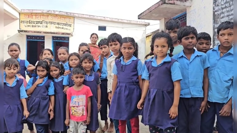 रंग ला रही सिवनी कलेक्टर की मुहिम, छात्रों को गिफ्ट में मिल रहीं डेस्क; 7 समुंदर पार से भी आ रही मदद