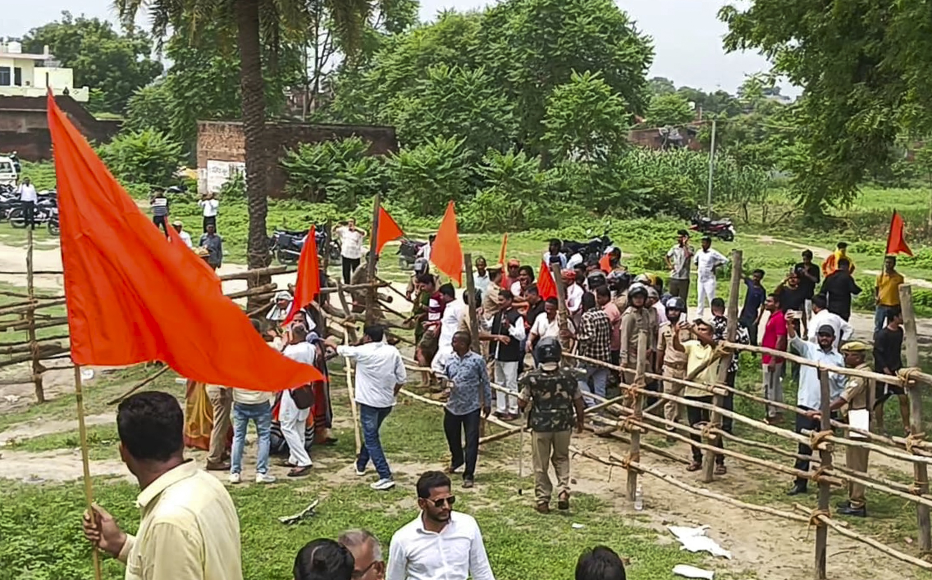 सिर्फ हिंदूवादी संगठन ही नहीं, हमारी हालत के लिए सपा भी... फूट पड़ा फतेहपुर के लोगों का गुस्सा