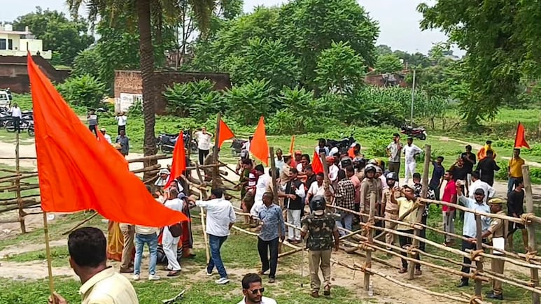 सिर्फ हिंदूवादी संगठन ही नहीं, हमारी हालत के लिए सपा भी... फूट पड़ा फतेहपुर के लोगों का गुस्सा सिर्फ हिंदूवादी संगठन ही नहीं, हमारी हालत के लिए सपा भी... फूट पड़ा फतेहपुर के लोगों का गुस्सा