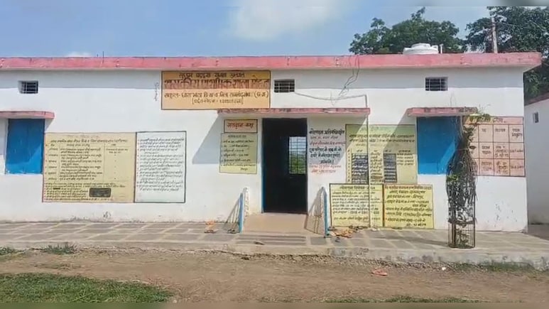 ये शिक्षक बच्चियों को ऑफिस में बुलाकर दिखाता था अश्लील वीडियो, राज खुलते ही मिली ऐसी सजा ये शिक्षक बच्चियों को ऑफिस में बुलाकर दिखाता था अश्लील वीडियो, राज खुलते ही मिली ऐसी सजा