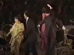 पाक क्रिकेटर और एक्स पीएम इमरान खान, विनोद खन्ना और रेखा ने जम कर किया था डांस, 36 साल पुराना वीडियो वायरल पाक क्रिकेटर और एक्स पीएम इमरान खान, विनोद खन्ना और रेखा ने जम कर किया था डांस, 36 साल पुराना वीडियो वायरल