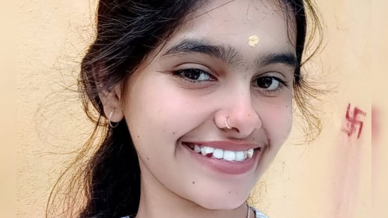 शिक्षिकाओं की प्रताड़ना से तंग छात्रा ने किया सुसाइड, दो टीचर्स को स्कूल से तो एक को नौकरी से किया बाहर शिक्षिकाओं की प्रताड़ना से तंग छात्रा ने किया सुसाइड, दो टीचर्स को स्कूल से तो एक को नौकरी से किया बाहर