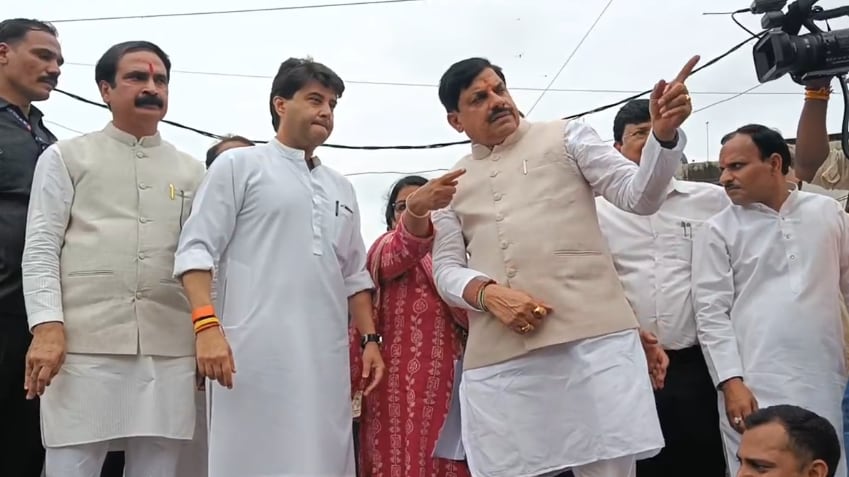 सीएम यादव और सिंधिया ने बाढ़ प्रभावित क्षेत्रों का निरीक्षण किया सीएम यादव और सिंधिया ने बाढ़ प्रभावित क्षेत्रों का निरीक्षण किया