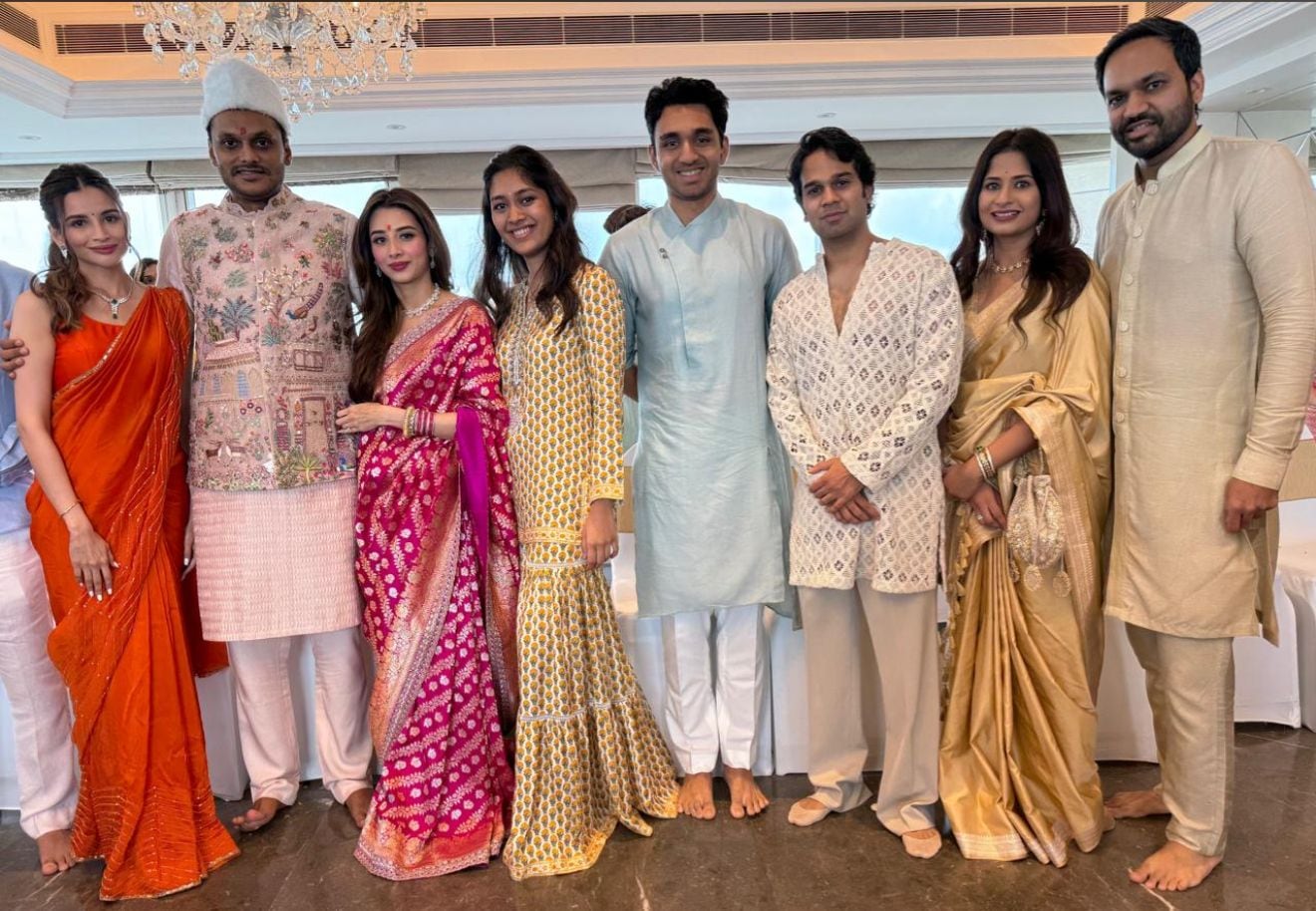 युगेंद्र पवार और तनिष्का कुलकर्णी की मुंबई में हुई सगाई में शामिल लोग. युगेंद्र पवार और तनिष्का कुलकर्णी की मुंबई में हुई सगाई में शामिल लोग.