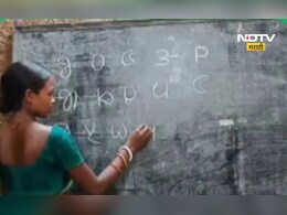 Inspirational Story: मालती मुर्मू यांच्या मातीच्या घरात ‘आशेची शाळा’, पगार न घेता शिकवतात 45 मुलांना