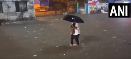 Mumbai Rain Live: मुंबई में बारिश से हाहाकार, एयरपोर्ट से रेलवे स्टशन तक हर जगह भरा पानी, लोग परेशान