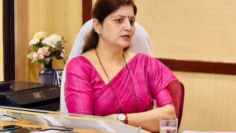 Ashok Kharat Case: मोठी बातमी! महिला आयोगाच्या अध्यक्षा रुपाली चाकणकर फरार? पोस्टने खळबळ