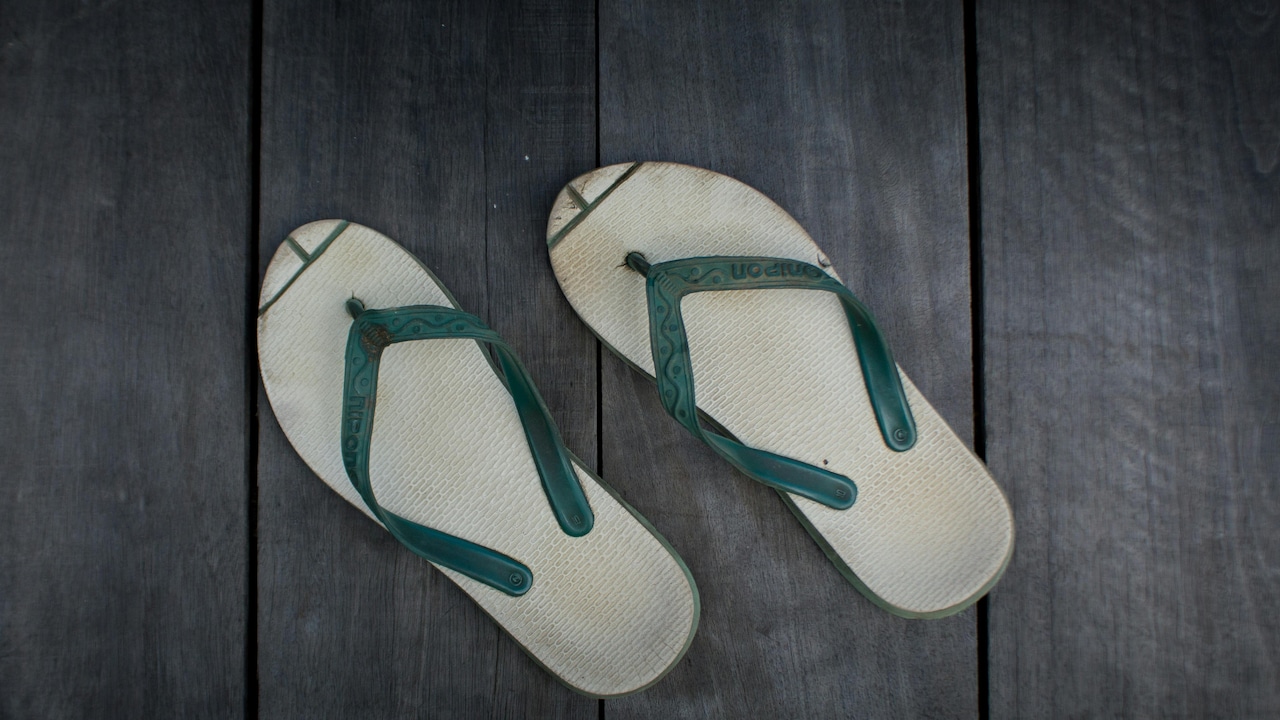 Pick comfortable thin-sole chappals to relieve foot pain